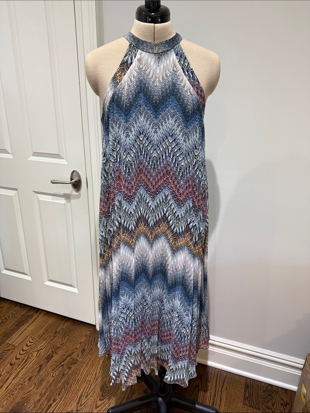 BCBGMaxazria Sleeveless Halter Blue Treal Chevron-Print Pleated Maxi Dress S
